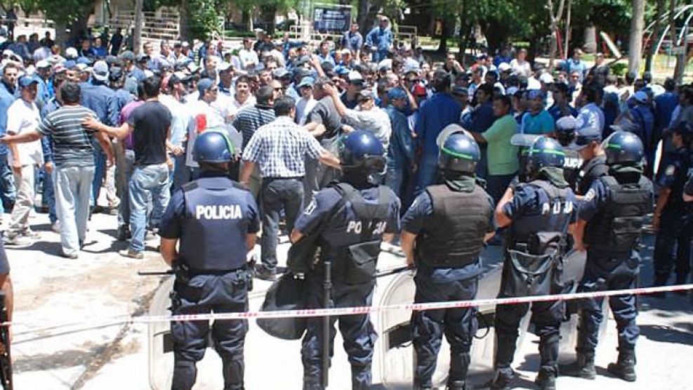 Unos cincuenta obreros de la construcción desocupados tomaron violentamente la sede de la UOCRA en la localidad bonaerense de Zárate y, tras un enfrentamiento, tres manifestantes resultaron heridos, u