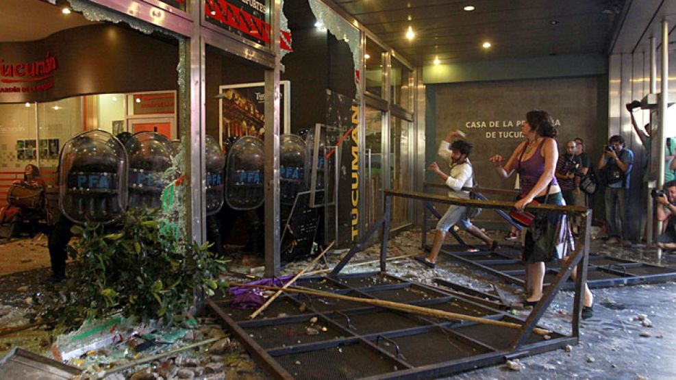 Grupos de jóvenes protagonizaron hoy incidentes frente a la Casa de Tucumán en la Ciudad de Buenos Aires.