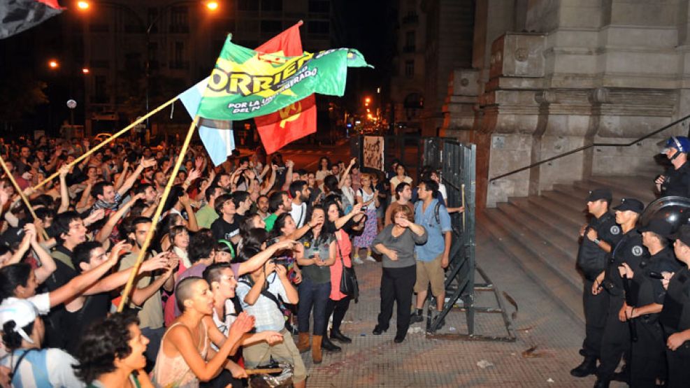Un nutrido grupo de manifestantes se concentró ayer, pocos minutos después de la lectura del veredicto, frente al Palacio de Justicia para rechazar la decisión de la Justicia tucumana que absolvió a l