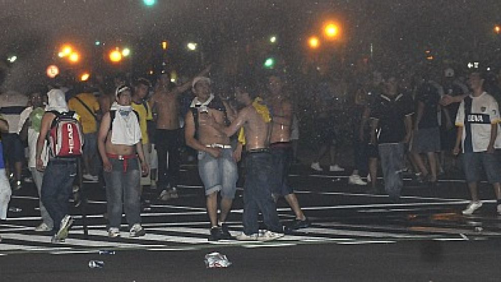 Imágenes de los incidentes en el Obelisco en los festejos de los hinchas de Boca