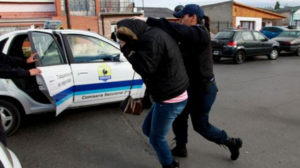 La policía allanó el lugar donde encontró clientes y prostitutas.