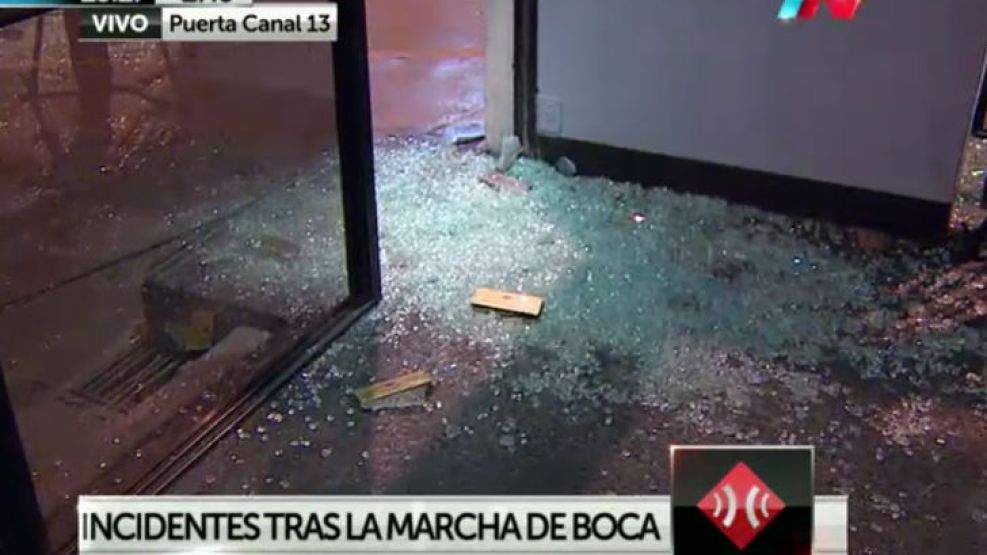 La puerta del Canal 13 y TN, tras la agresión.