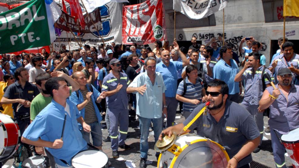 Trabajadores del subte y agrupaciones de izquierda protestan ante la Legislatura porteña.