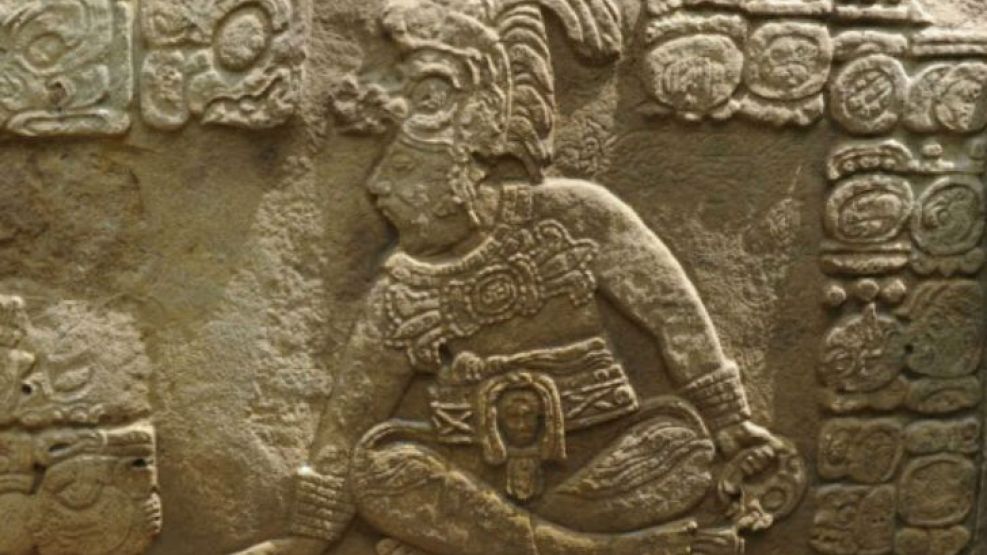 Detalle de una escultura de piedra realizada por los mayas.