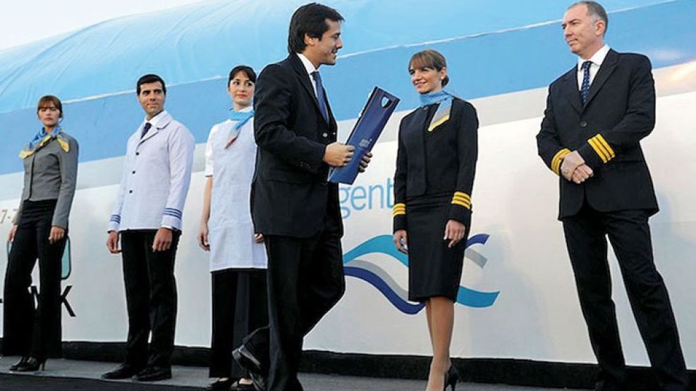 Mariano Recalde junto a personal de abordo de Aerolíneas Argentinas.