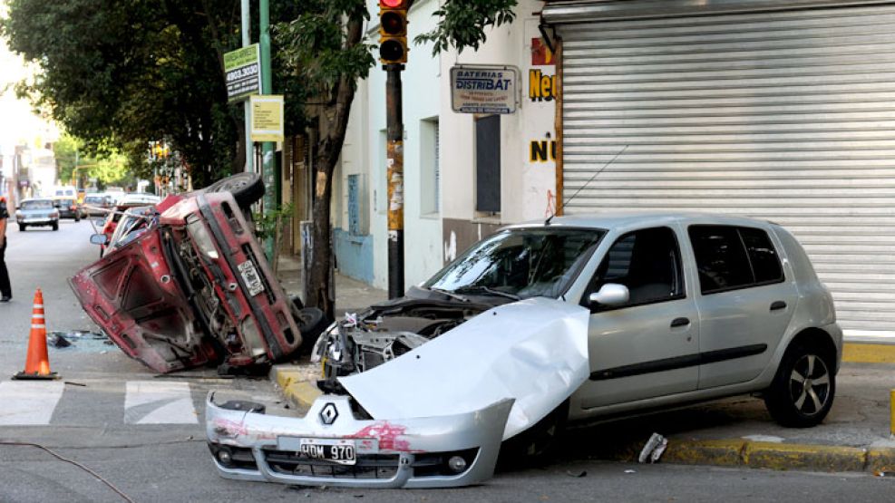 Por el choque en Flores, dos hombres resultaron heridos y debieron ser trasladados al Hospital Alvárez. 