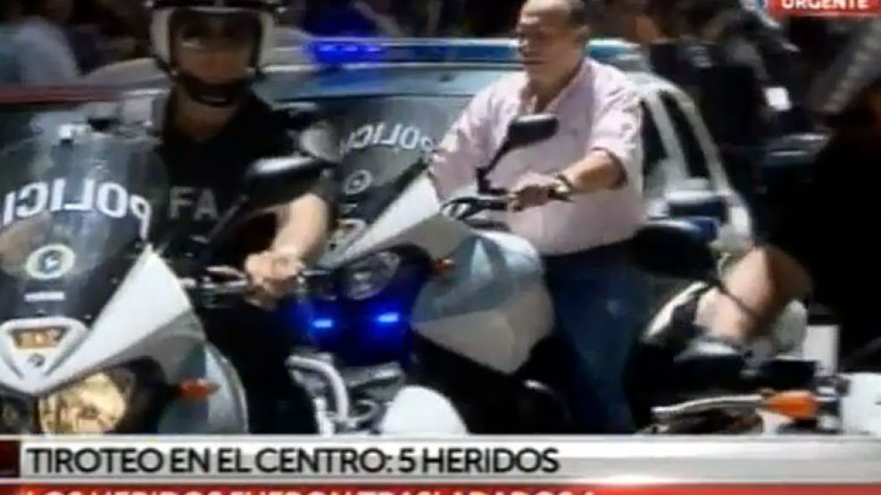 Berni llegó en moto sin casco. Pero el dice que "solo" movió el vehículo "unos metros".