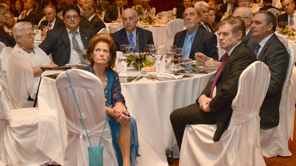 Comensales. Elena Highton de Nolasco (centro) y Carmen Argibay (izquierda) comparten mesa el jueves con el camarista Ricardo Recondo. 