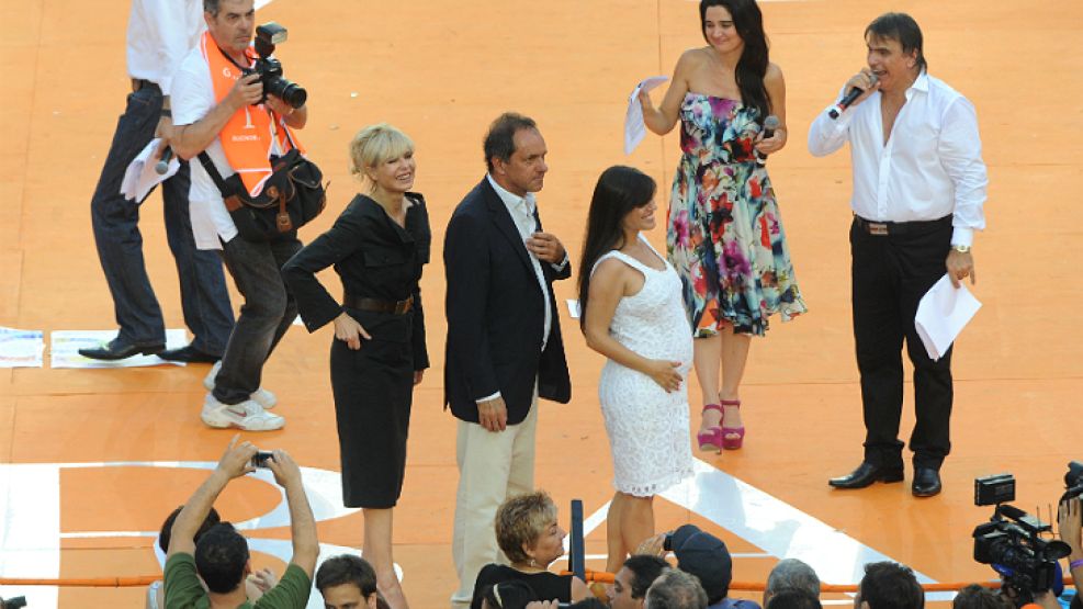 En familia. Con su mujer Karina y su hija Lorena, embarazada.