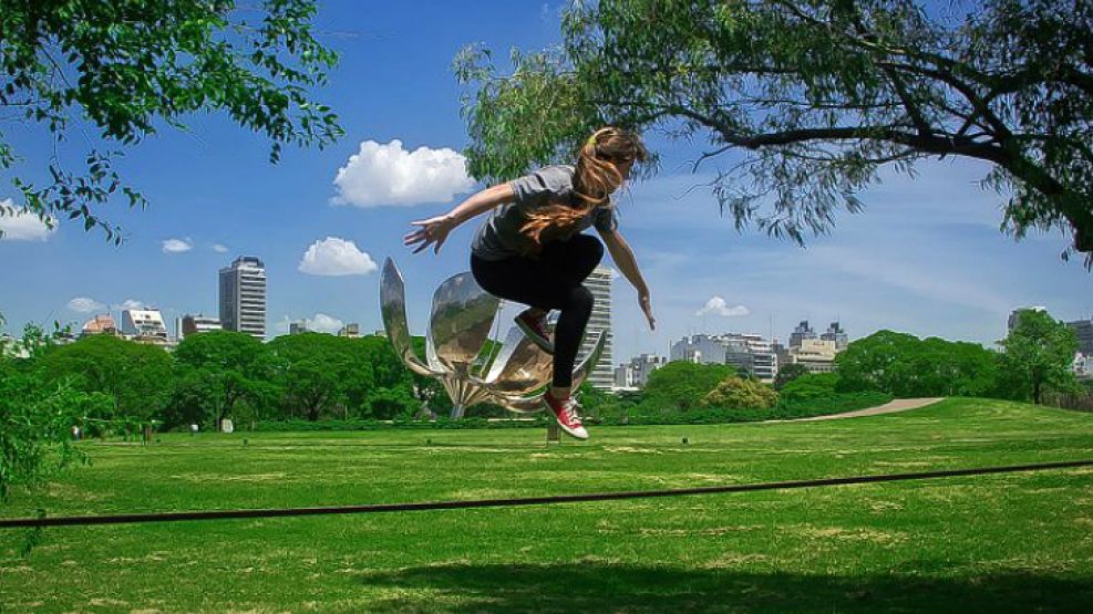 Equilibrio. Los jóvenes lo practican al aire libre y a poca altura.