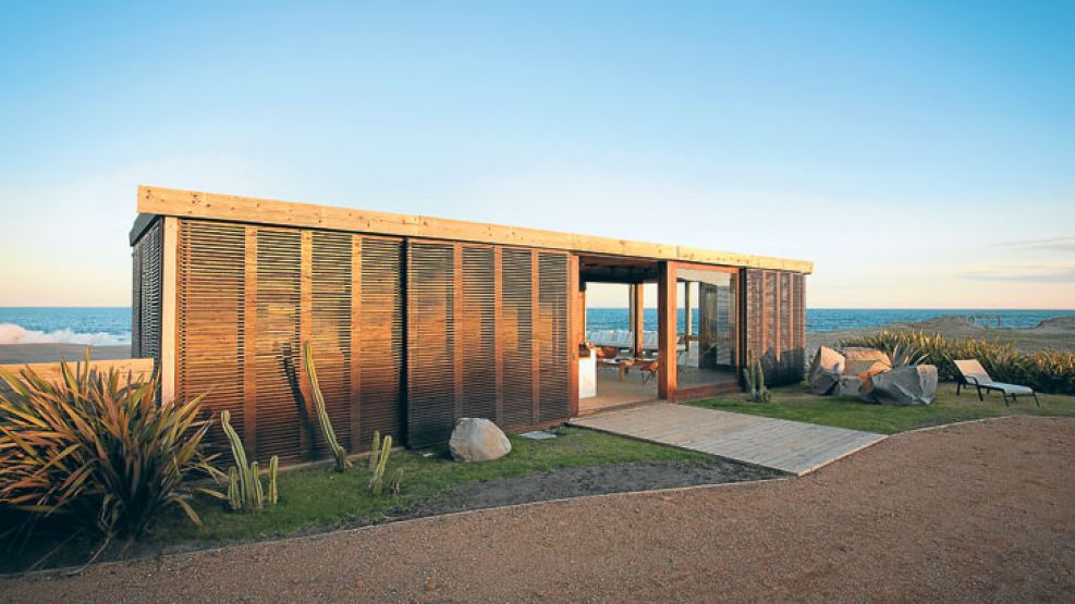 Varias construcciones en una misma casa frente el mar.