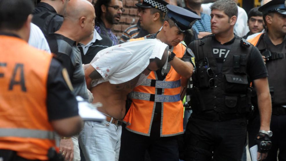 El delincuente detenido, tras una persecusión y tiroteo en pleno centro porteño.