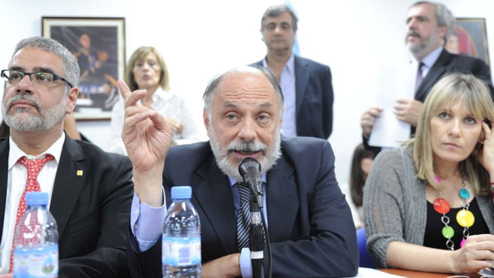 Los diputados K Roberto Feletti, Oscar Albrieu y Silvia Risko, presidentes de las comisiones de Presupuesto, Familia y Legislación Penal.