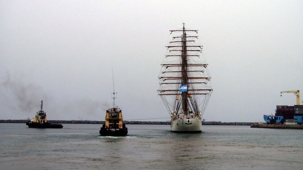 La Fragata Libertad estuvo dos meses retenida en el puerto ghanés de Tema.