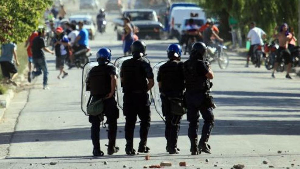 Enfrentamientos entre vecinos y policías en Río Negro.