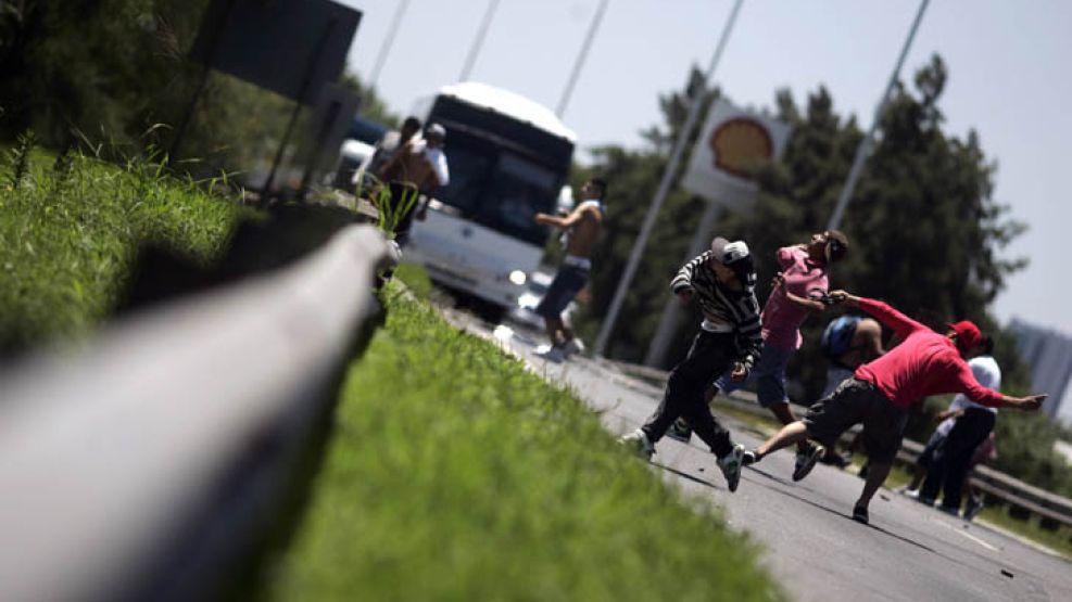 Los manifestantes que no pudieron entrar al Carrefour a saquear atacaron a la Policía con piedras y palos.