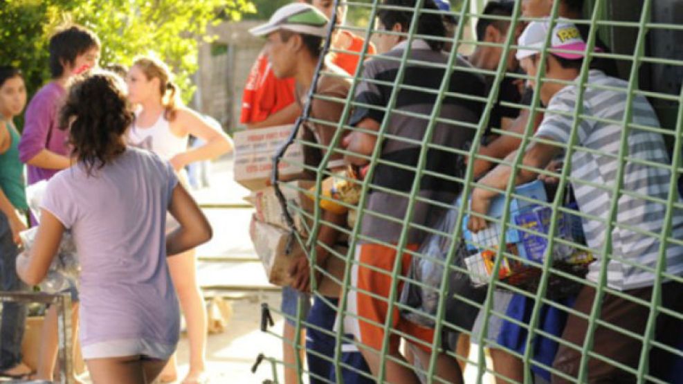 Siete manifestantes fueron detenidos hoy en la capital chaqueña de Resistencia. También se registraron robos en la ciudad santafesina de Villa Gobernador Gálvez, Rosario y Campana.