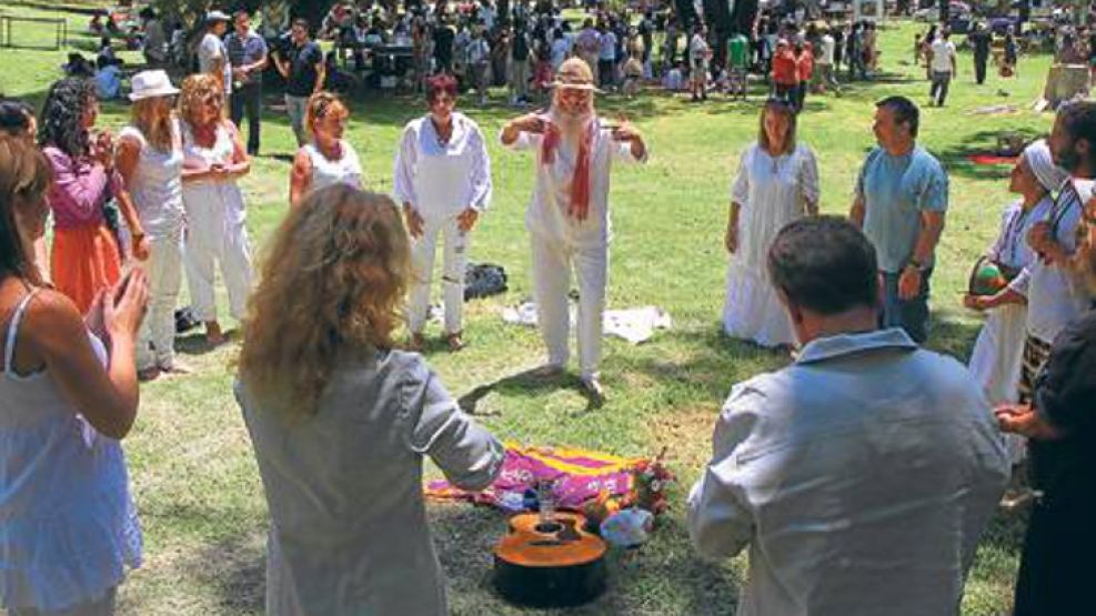 El paisaje de las sierras cordobesas reunió ayer a varios cientos de cultores del new age.