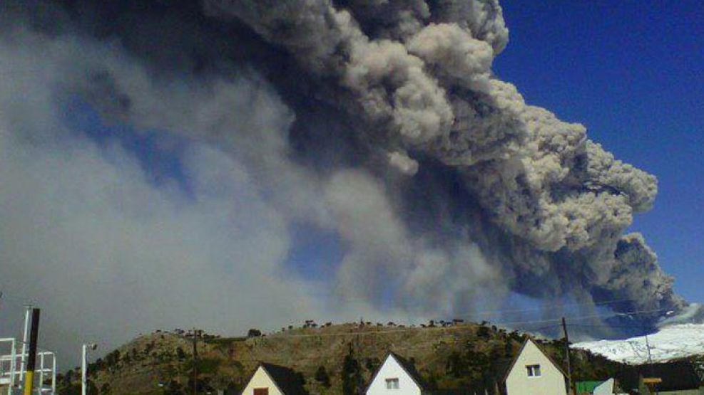 Sobre la localidad neuquina se veían grandes fumarolas desde la cordillera.