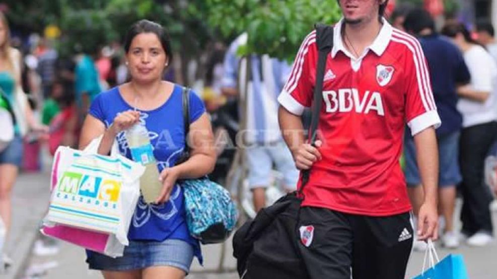 Tucumanos realizando las compras navideñas