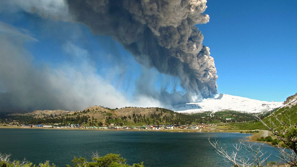 Vista lateral del volcán Copahue en plena erupción.