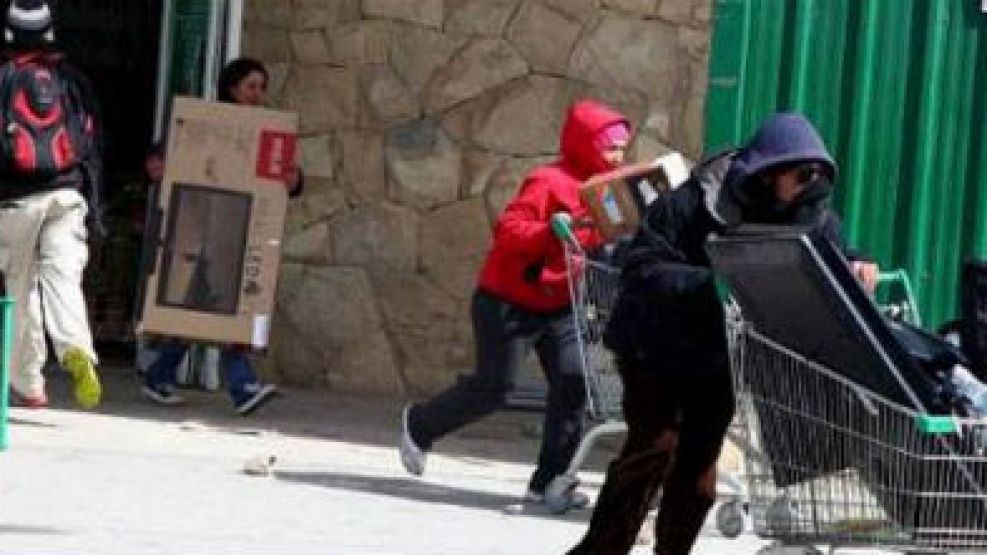 Los saqueos en un supermercado Chango Más, la semana pasada. 