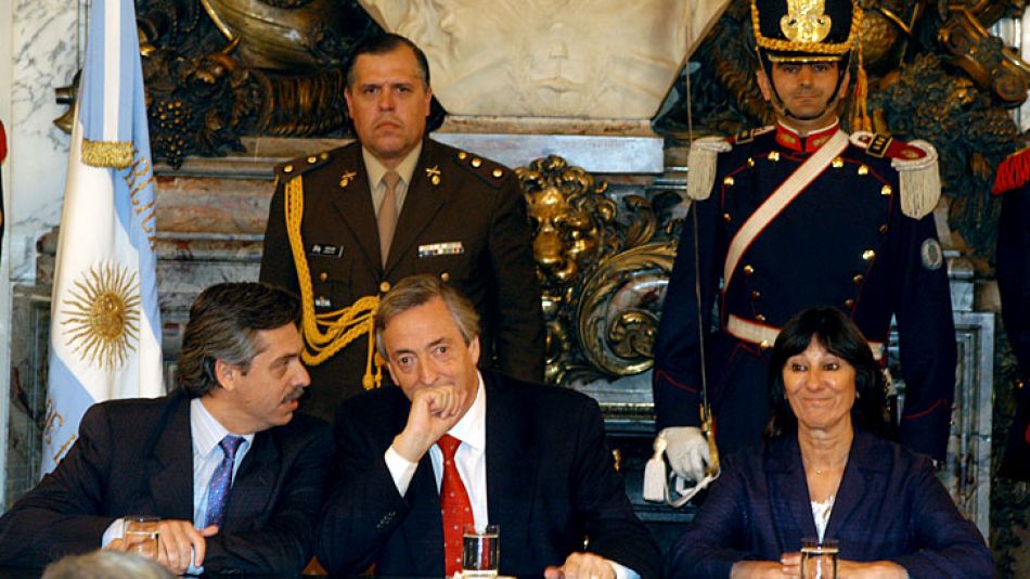 Alberto Fernández, Néstor Kirchner y Felisa Miceli. Hubo defensa a la ministra. La renuncia precipitó todo.