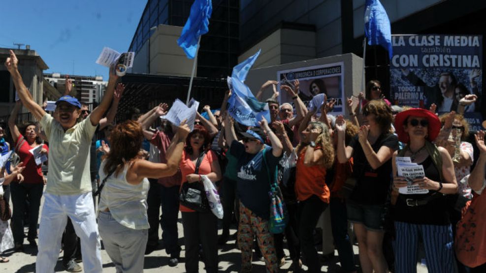 Militantes kirchneristas ya festejaban la semana pasada la "recuperación" del predio de la Rural. Hoy, el Gobierno tuvo una victoria judicial.