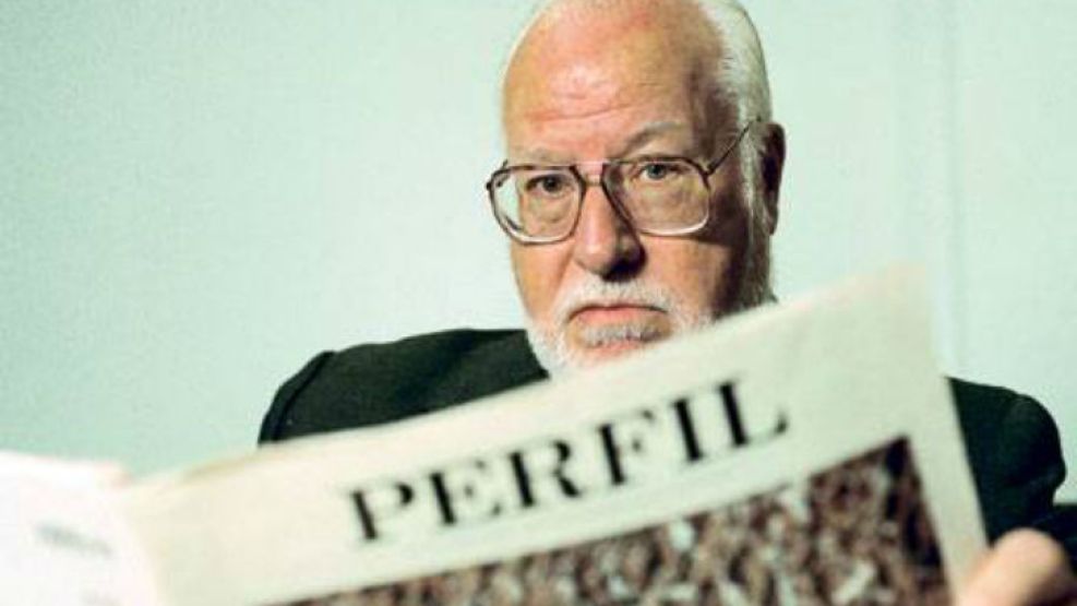 El primer ombudsman periodístico de la Argentina, el maestro Abel González, en 1998 con PERFIL.