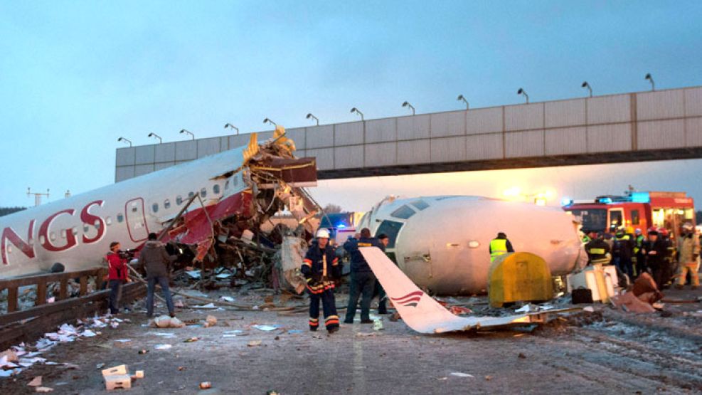 Impresionante accidente de una aeronave rusa dejó al menos cuatro muertos.