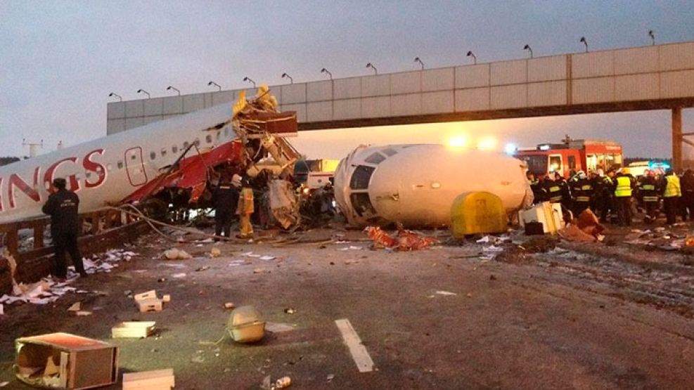 El avión ruso se estrelló contra una autopista