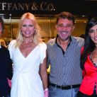 Los empresarios Alejandro Gravier y Carlos Manzi junto a sus esposas Valeria Mazza y Caterina Hagopian, en la presentación de Tiffany en su local de Punta del Este.