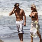 Adriana Aguirre en la playa con un joven