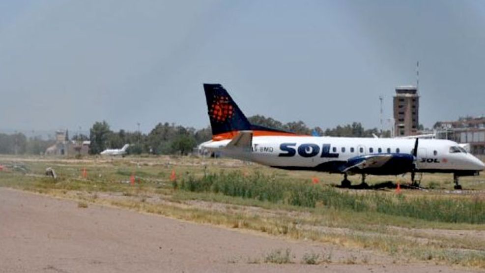 El avión que se despistó, fuera de pista en el aeropuerto "El Plumerillo" de Mendoza.