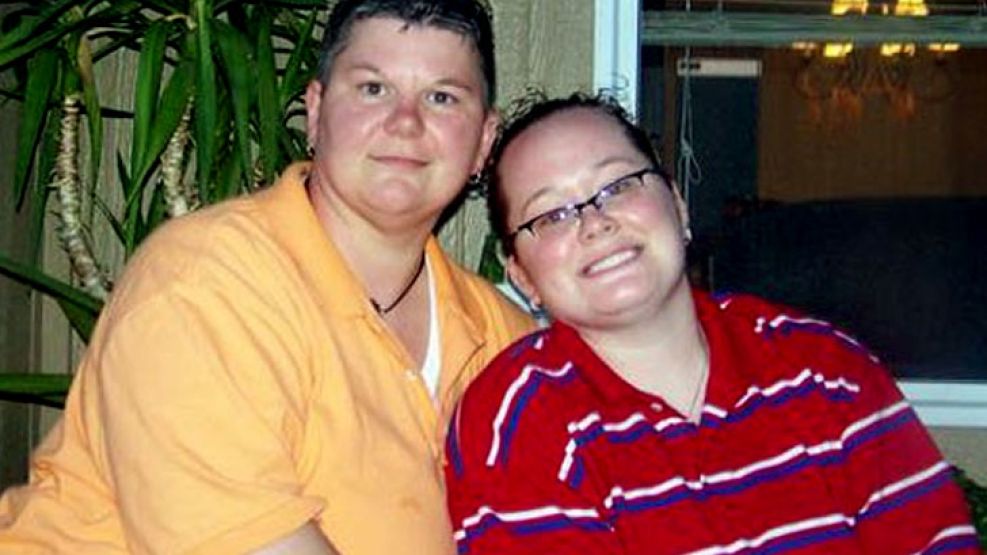 Angela Bauer y Jennifer Carpenter, la pareja lesbiana, ahora separada, que recibió la donación de William Marotta.