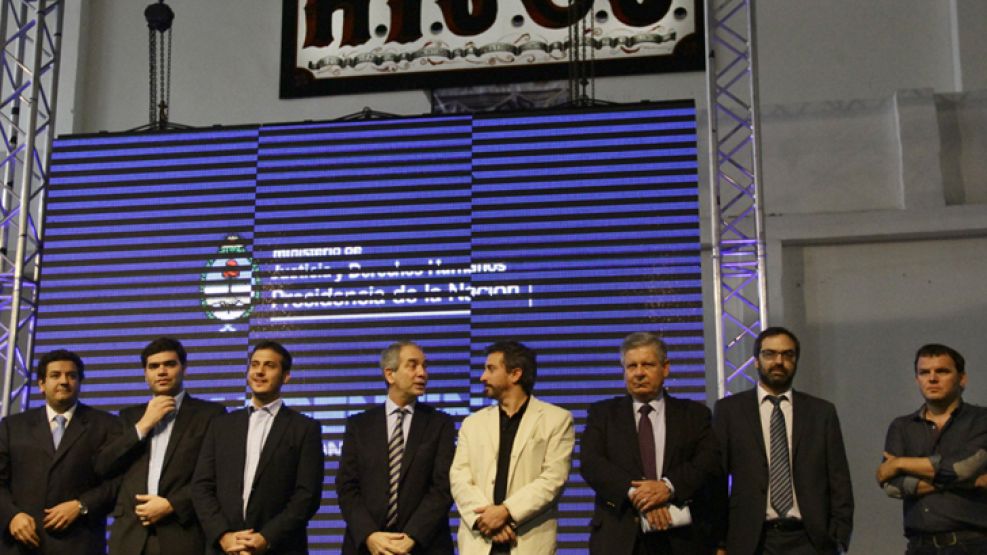 El ministro de Justicia, Julio Alak, junto a su secretario de Derechos Humanos, Martín Fresneda, y otros funcionarios en el Espacio para la Memoria (exESMA).