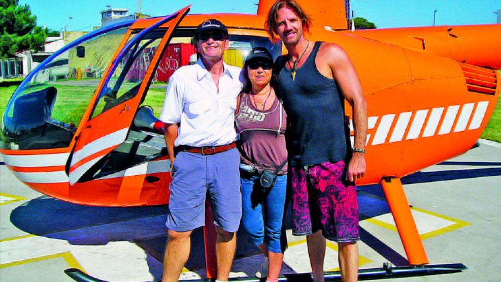 Ferzola junto su mujer y Facundo Arana, que usaría el helicóptero para una campaña de bien público.