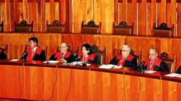 La Sala Constitucional está formada por siete jueces, elegidos por el Parlamento.