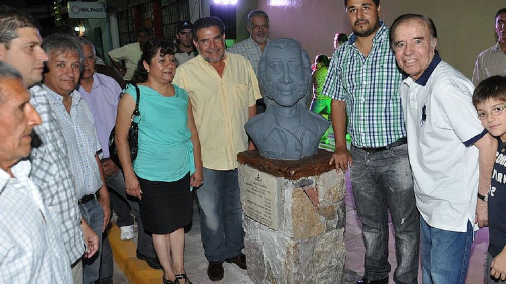 El gobernador kirchnerista iuguró ayer un busto en homenaje al  ex presidente Carlos Saúl Menem. 