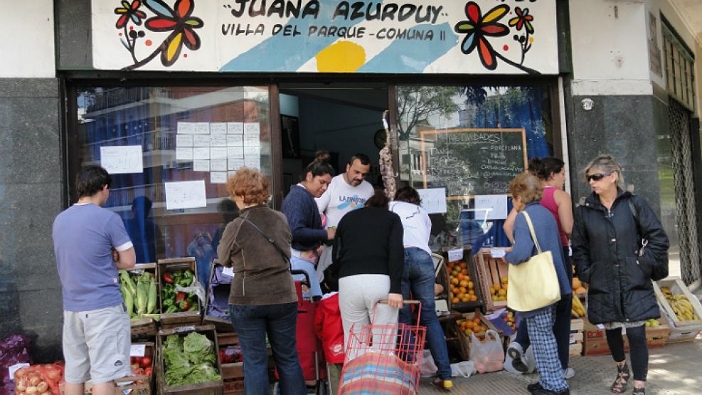 Organizaciones vecinales en Villa del Parque, vendedores ambulantes en Palermo, puestos en San Cristóbal, algunos puntos de la nueva comercialización.