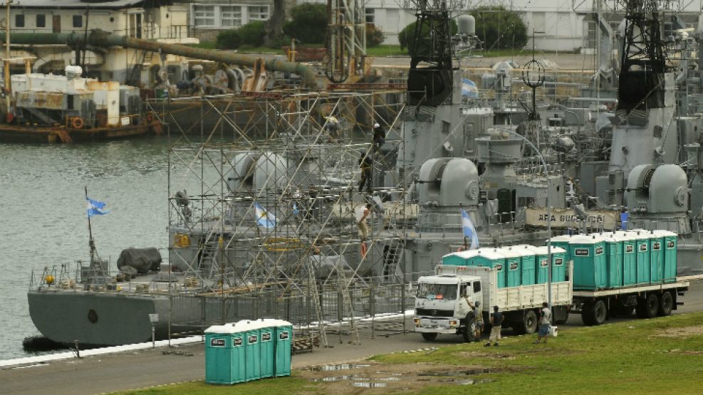 Puerto. La construcción del escenario se interrumpió ayer por la lluvia.