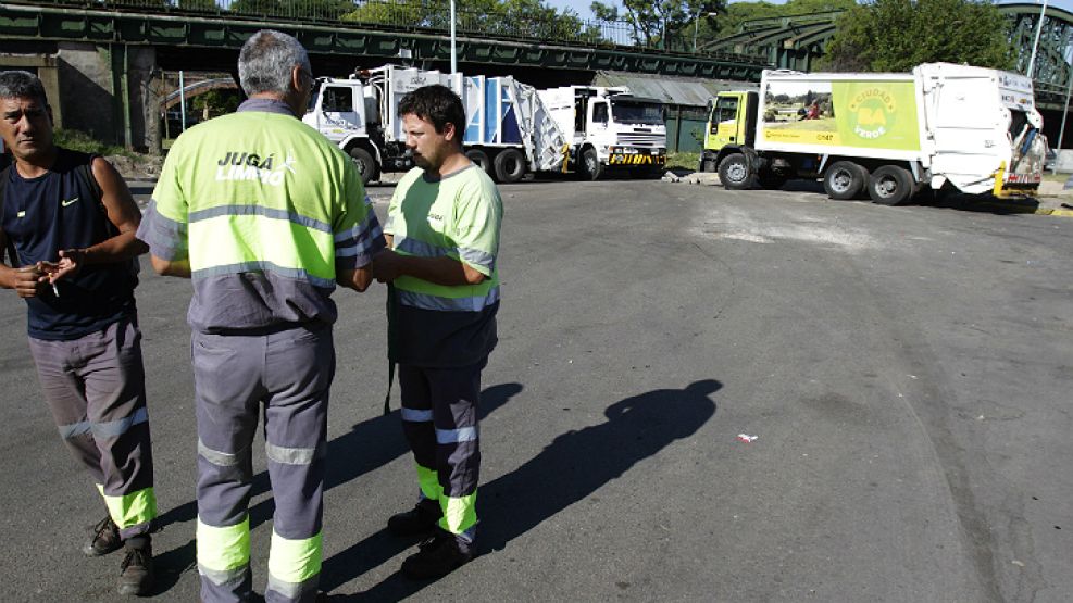 Bloqueo de recolectores de basura de las empresas Cliba y Aesa en reclamo de un mejor funcionamiento de la obra social de los choferes de camiones (Oschoca).