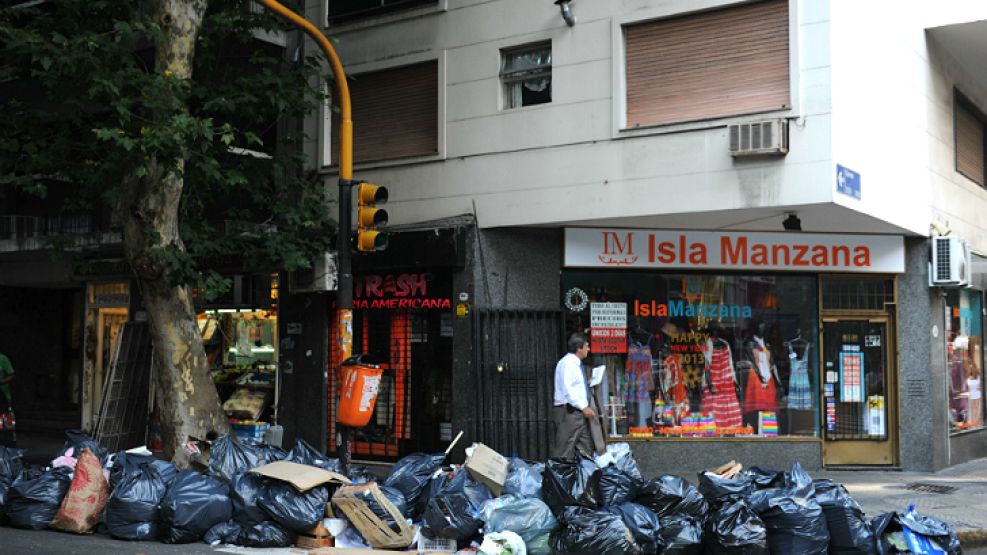 La ciudad de Buenos Aires volvió a mostrar en sus calles uno de sus paisajes mas habituales, la basura sin recoger
