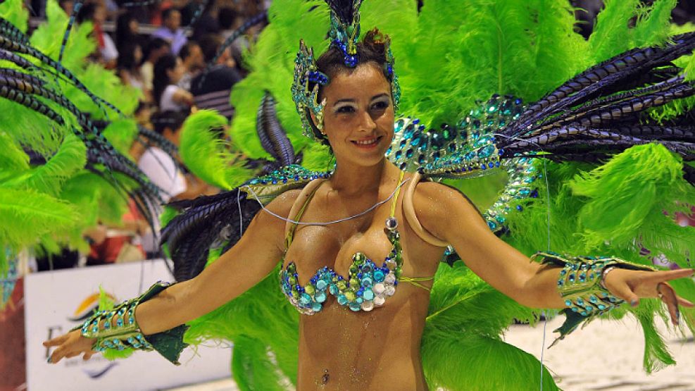 La primera noche del Carnaval del País convocó a más de 30 mil personas en el Corsódromo de la ciudad.