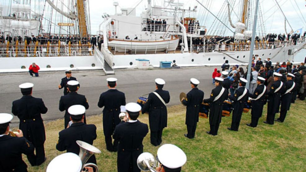 La Fragata Libertad ya navega aguas del Mar Argentino, informó el Ministerio de Defensa.
