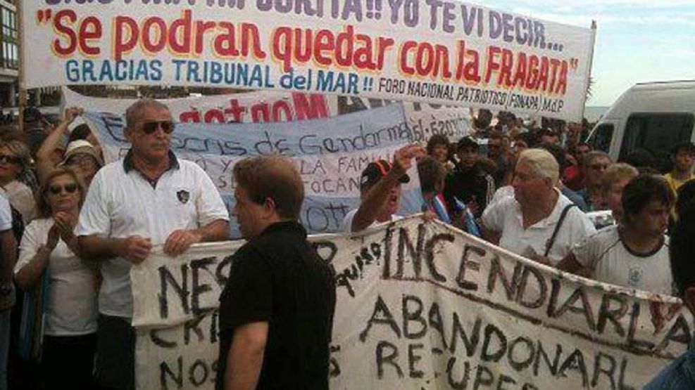 El grupo se congregó frente al Costa Galana con pancartas.