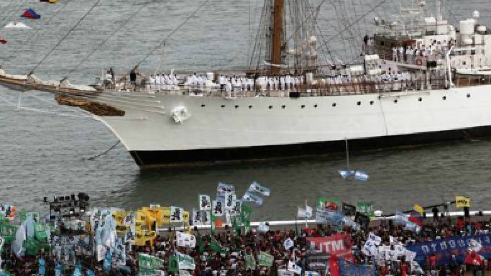 Cientos de militantes y turistas celebraron la llegada del barco a Mar del Plata.
