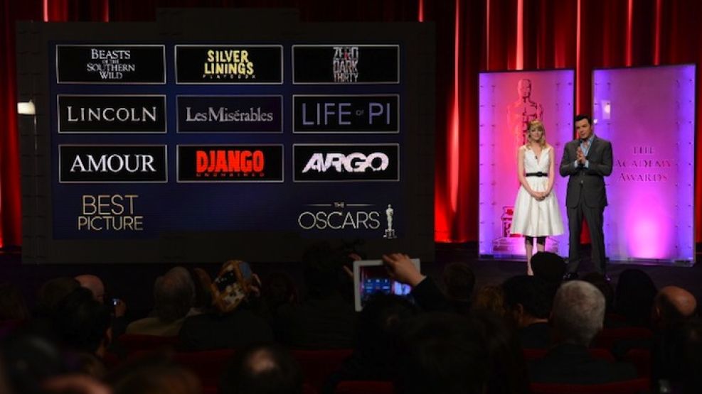 Emma Stone y Seth MacFarlane presentaron los nominados al Oscar 2013.