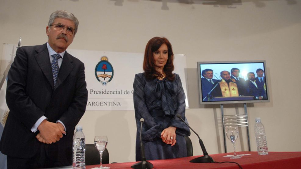Julio de Vido y Cristina Kirchner anunciaron en junio de 2008 la reapertura de los viejos talleres ferroviarios en Tucumán mediante una videoconferencia.