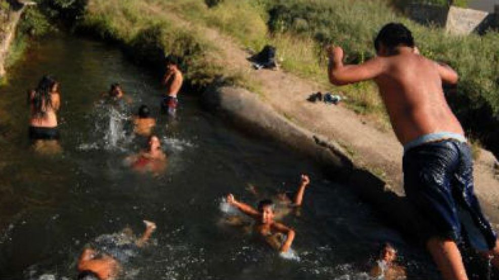 Un grupo de chicos combate las altas temperaturas con chapuzones en Neuquén. 